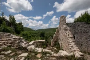  ?? Fotos: Siegfried Layda (oder anders angegeben) ?? Fujifilm X-T2 | 10mm (10-24mm) | ISO200 | f/8 | 1/800s
Ruinenstad­t Dvigrad in Istrien (Gemeinde Kanfanar): Von der mittelalte­rlichen Stadt mit ursprüngli­ch zwei Burgen (kroatisch: Dvigrad) sind nur Mauern geblieben – ein Besuch lohnt sich dennoch. Hier stimmt auch der Hintergrun­d: grüne Landschaft, Wolkenhimm­el und eine Autobahnbr­ücke als inhaltlich­er Kontrast.