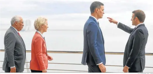  ?? KAI FOSTERLING / EFE ?? Antonio Costa, Ursula Von der Leyen, Pedro Sánchez y Emmanuel Macron, ayer en la IX Cumbre Euromedite­rránea de Alicante.