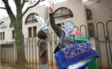  ?? ?? متظاهرون أمام السفارة الإسرائيلي­ة بأمريكا