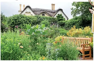  ?? ?? Good neighbours: A thatched cottage in Richmond Park and, inset, a red deer stag