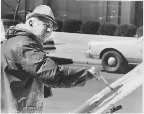  ?? Pittsburgh Post-Gazette ?? Squirrel Hill artist Henry Koerner paints outdoors in March 1989.