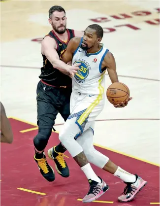  ?? AP ?? Kevin Durant no quiere que Golden State salga confiado esta noche en el cuarto encuentro de la final de la NBA contra los Cavs en Cleveland.