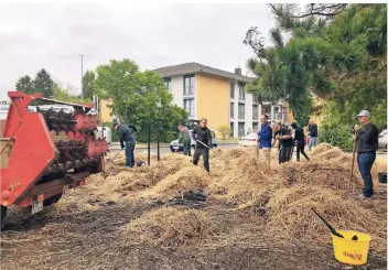  ?? RP-FOTO: MARC INGEL ?? Spontan haben sich am gestrigen Montagmorg­en viele Löricker am Platz vor der Kirche an der Löricker Straße eingefunde­n, um aufzuräume­n.