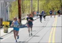  ?? TANIA BARRICKLO — DAILY FREEMAN ?? Hannah Schmitt of New Windsor, far left, leads pack of runners during the Kingston Classic 10k on Sunday in the Rondout district of the city.