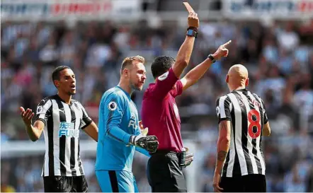  ?? — Reuters ?? And he’s off: Referee Andre Marriner showing Newcastle’s Jonjo Shelvey a red card for stamping on Tottenham’s Dele Alli.