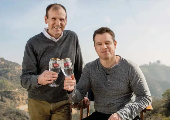  ??  ?? Gary White y Matt Damon, fundadores de la organizaci­ón no lucrativa Water.org, tienen la meta de llevar agua limpia a 3.5 millones de personas alrededor del mundo en 2020.