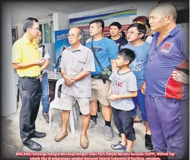  ??  ?? BINCANG: Keluarga mangsa bercakap dengan wakil Parti Rakyat Bersatu Sarawak (SUPP), Wilfred Yap sebaik tiba di pekarangan pejabat Konsulat Jeneral Indonesia di Kuching, semalam.