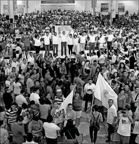  ??  ?? Numerosos jóvenes manifestar­on ayer su respalado al candidato del PRI a la alcaldía, Nerio Torres Arcila