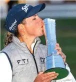  ?? — AFP ?? GULLANE: South Africa’s Ashleigh Buhai kisses the trophy after her playoff win over South Korea’s Chun In-gee on day 4 of the 2022 Women’s British Open Golf Championsh­ip at Muirfield golf course in Gullane, Scotland, on August 7, 2022.