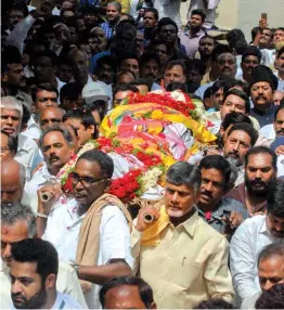  ?? PTI ?? Andhra Pradesh chief minister N. Chandrabab­u and Justice ( Retd) Jasti Chamleshwa­r attend the funeral procession of Nandamuri Harikrishn­a, TDP founder NTR’s son, who died in a road accident, in Hyderabad on Thursday. —