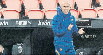  ?? FOTO: EFE ?? Alfred Schreuder anima a los jugadores del Barça en el banquillo de Mestalla
Valoró su reacción inmediata al gol del Valencia