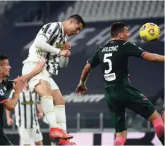  ?? MARCO BERTORELLO/AFP ?? GOL SUNDULAN: Aksi Cristiano Ronaldo saat membobol gawang FC Crotone kemarin (23/2).