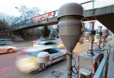  ?? Foto: dpa ?? Keine zehn Meter Abstand zum Fahrbahnra­nd: So nah wie an der Messstatio­n beim Neckartor in Stuttgart hat es sich die EU wohl nicht vorgestell­t.