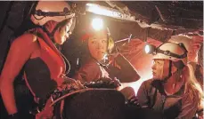  ?? LIONS GATE FILMS ?? Friends Juno (Natalie Mendoza), Beth (Alex Reid) and Sarah (Shauna Macdonald) are lost in an unexplored cave and in the dark in “The Descent.”