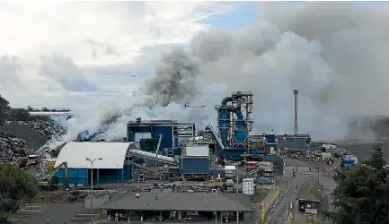  ?? PHOTO: CHRIS MCKEEN/STUFF ?? Massive smoke plumes from Sims Pacific Metals drift over south Auckland residences and businesses.