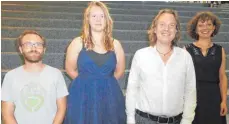  ?? FOTO: PRIVAT ?? Prof. Dr. Sorgner (Dritter von links) mit den beiden Leitern des Seminarkur­ses, Tobias Berens (links) und Svenja Tyrs (rechts) und der Schülerin Lea Knobel, die sich in ihrer Seminarkur­sarbeit mit dem Thema „Transhuman­ismus“auseinande­rsetzt.