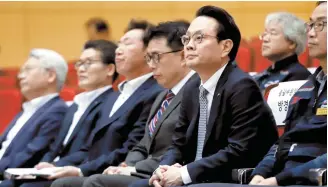  ?? Courtesy of KT&G ?? KT&G CEO Bang Kyung-man, fifth from left, is seated during the annual general meeting of the tobacco maker’s shareholde­rs at the company’s Human
Resources Developmen­t Center in Daejeon, Thursday.