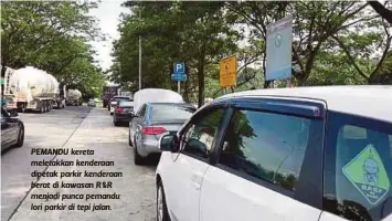  ??  ?? PEMANDU kereta meletakkan kenderaan dipetak parkir kenderaan berat di kawasan R&R menjadi punca pemandu lori parkir di tepi jalan.