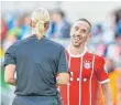  ?? FOTO: PETER SCHATZ/IMAGO ?? Neigt zum Witz: Franck Ribéry – hier im August 2017 nach der Schnürsenk­el-Attacke mit Schiedsric­hterin Bibiana Steinhaus.