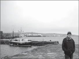  ?? The New York Times/PAULO NUNES DOS SANTOS ?? Stuart Hill stands on a jetty at Lerwick on Scotland’s Shetland Islands, which he says can become the epicenter of the “breakup of monolithic states.”