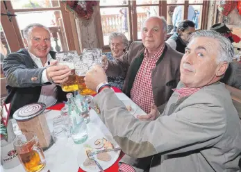  ?? FOTO: AFP ?? Bayerns Bosse Karl-Heinz Rummenigge (von li.) und Uli Hoeneß, hier mit Trainer Carlo Ancelotti beim Wiesnbesuc­h, propagiere­n Tradition statt Transferex­zesse.