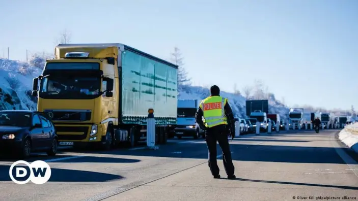  ??  ?? Grenzkontr­olle an der Autobahn A17 von Tschechien nach Bayern (14.02.2021)