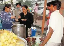  ?? Nilima Pathak/Gulf News ?? Awareness drive Street vendors in Delhi are being taught food safety and hygiene issues.