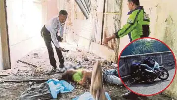  ??  ?? ANGGOTA polis memeriksa mayat mangsa yang tercampak daripada motosikal (gambar bulat) di atas jejambat.