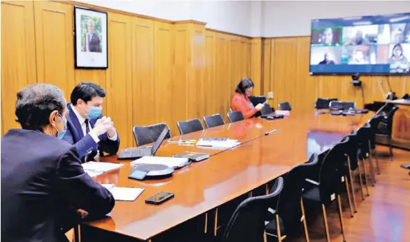  ??  ?? El encuentro, mediante videoconfe­rencia, fue el primero que el ministro Hernán Larraín tuvo con los voceros del machi Celestino Córdova.