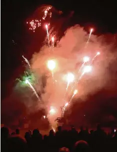  ?? Foto: Hermann Schmid ?? Das Königsbrun­ner Weinfest, das an zwei Abenden vor dem Rathaus über die Bühne ging, endete mit einem großen Musik Feuerwerk.