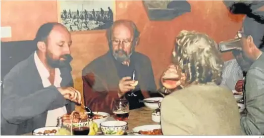  ?? D. S. ?? Francisco Correal y José Manuel Caballero Bonald, en una imagen de archivo. En ese almuerzo también estaba Alfredo Bryce Echenique.