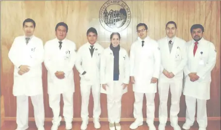  ??  ?? Laura Bordenave posa con sus colegas residentes del Hospital Juárez de México, como parte del posgrado en Reumatolog­ía. Era febrero de 2015. Ella, sin embargo, seguía percibiend­o ingresos como funcionari­a del Poder Judicial.