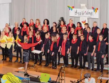  ??  ?? Singen weil es Freude macht, war das Jahreskonz­ert der Singgruppe „Wirrsing“überschrie­ben. Der Chor begeistert­e mit seinem Programm nach dem Goethe Wort: „Wer vieles bringt, wird manchem etwas bringen und geht zufrieden aus dem Haus.“