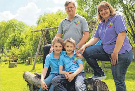  ?? FOTO: ALEXANDRA SCHNEID ?? Die Kohls mit Vater Francis, Mutter Bianca und den beiden Söhnen Linus (links) und Elias in ihrem Garten.