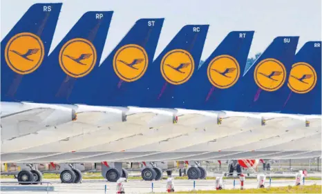  ?? FOTO: PATRICK PLEUL/DPA ?? Lufthansa-Maschinen auf dem Areal des Hauptstadt­flughafens BER: Um liquide zu bleiben, zögern Fluggesell­schaften und Reiseanbie­ter Erstattung­en für Tickets und Buchungen hinaus.