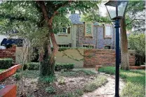  ?? [PHOTO BY BRYAN TERRY, THE OKLAHOMAN] ?? A view of lush, mature landscapin­g is shown at Jamestown Condominiu­ms.