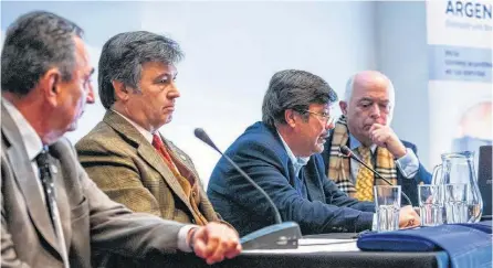  ??  ?? Daniel Lavayén (izq.), Daniel Pelegrina, Dardo Chiesa y Carlos Vila Moret, en la Mesa Ovino Nacional, en Palermo.