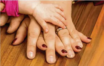  ?? Foto: Ralf Lienert (Symbolbild) ?? Eine Familie aus Augsburg hat zwei Pflegekind­er als Babys bei sich aufgenomme­n. Immer wieder geben sie älteren Kinder daneben ein Zuhause auf Zeit.