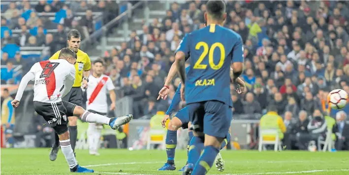  ?? AP ?? Una joya. Ya salió el zurdazo de Juanfer Quintero, que se clavará en un ángulo y será el 2-1 de River. Arrancaba el segundo tiempo del suplementa­rio; la Copa empezaba a tener dueño.