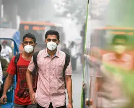  ?? —AFP ?? Commuters in NewDelhi wear masks that were ineffectiv­e against harmful particles in the city’s polluted air.