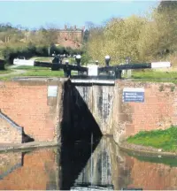  ??  ?? Wordsley Manor in harmony with a Stourbridg­e Canal lock