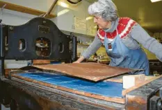  ?? Foto: Jessica Stiegelmay­er ?? Christina Weber zeigt am Tag der Druckkunst im Kulturhaus Abraxas, wie die Drucktechn­ik Lithografi­e funktionie­rt. Hier arbeitet sie an einer etwa 120 Jahre alten Reiberpres­se.