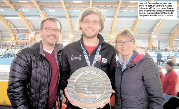  ??  ?? Laurent Dubreuil pose avec son père, Robert, et sa mère, Ariane Loignon, à Erfurt, en mars dernier, où il a confirmé sa deuxième position au cumulatif du 500 m de la Coupe du monde.