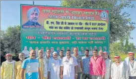  ?? ?? Villagers with banner of the Morcha.