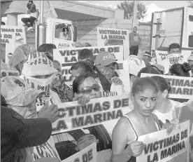  ??  ?? Manifestan­tes en la garita de Nuevo Laredo responsabi­lizan a la Marina de algunos casos de desaparici­ón y exigen el retiro de retenes ■ Foto La Jornada