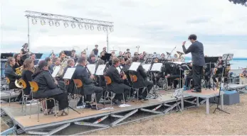  ?? FOTO: HERMANN MARTE ?? Musikdirek­tor Pietro Sarno und sein Orchester auf der Freiluftbü­hne. Der Wind erschwert zuweilen das Umblättern der Noten – dennoch treffen die Musiker jeden Ton.