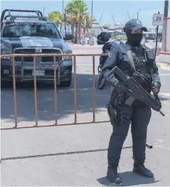  ?? FOTO: CRISTINA FÉLIX ?? > Autoridade­s resguardan la entrada de Altata, Sinaloa.