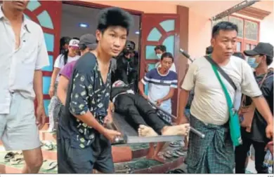  ?? EFE ?? El cuerpo de Hein Thant, de 18 años, que recibió un disparo en la cabeza, es trasladado en Mandalay.