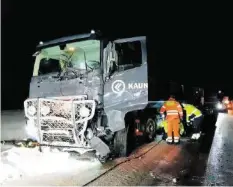  ??  ?? A voir l’impact sur le camion, le choc avec le minibus a été violent.