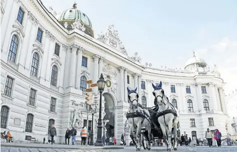  ?? Picturedes­k/Hans Klaus Techt ?? Die Sicht auf das Michaelert­or soll auch nach einer Begrünung des Platzes frei bleiben.